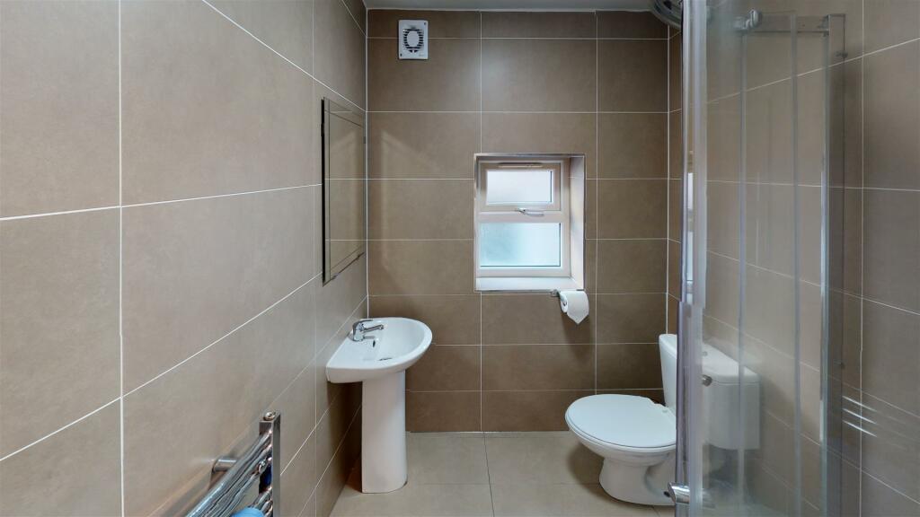 8-Montgomerie-Rd-Portsmouth-Bathroom (3).jpg