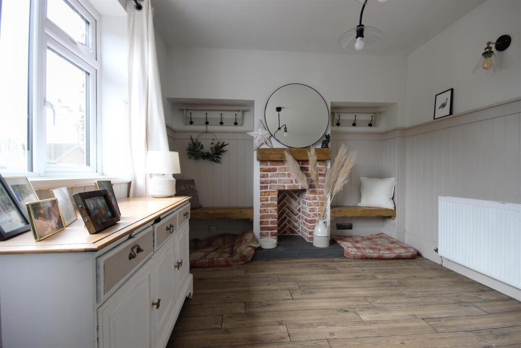 SNUG / SITTING ROOM