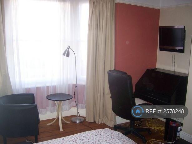 Light Beautiful Double Room With Bay Window.