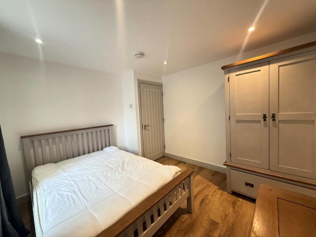 flat 1 v bedroom 2 .JPG
