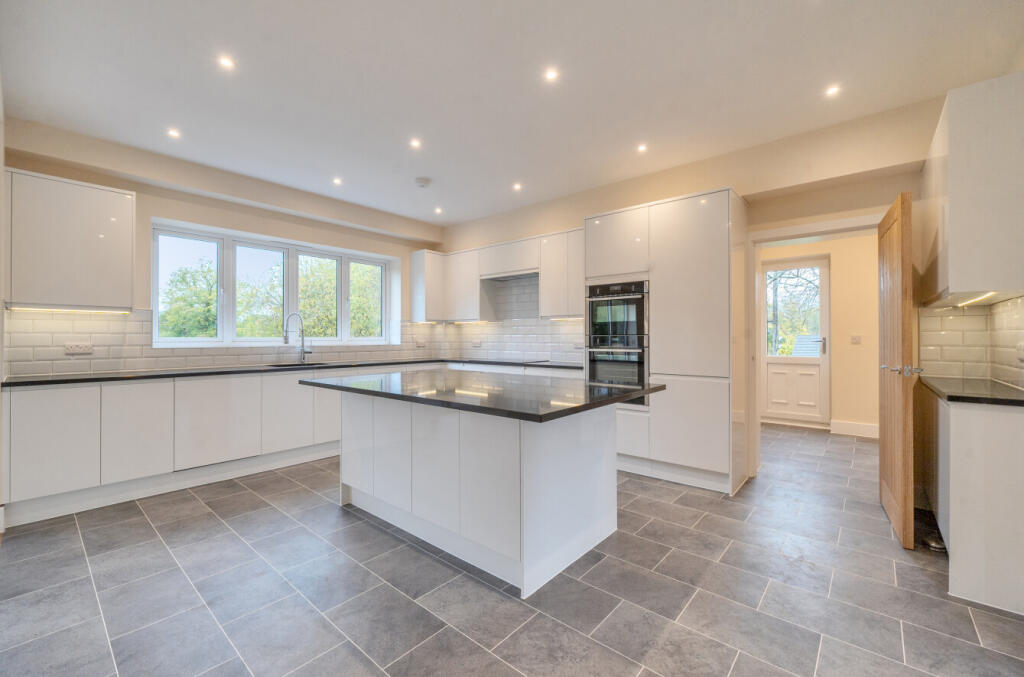 1372929-90-690242...