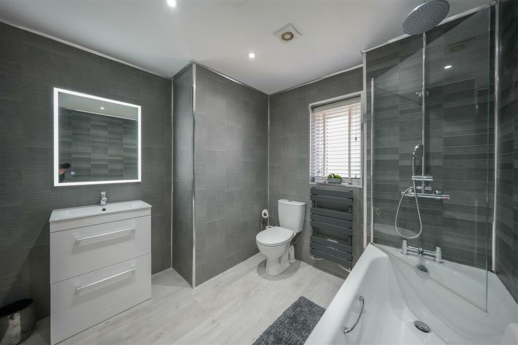 FAMILY BATHROOM
