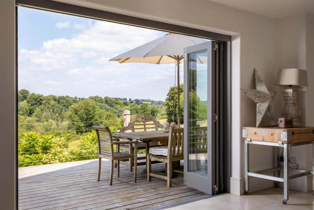 33 - Springview - GL8 8XX - Web.jpg