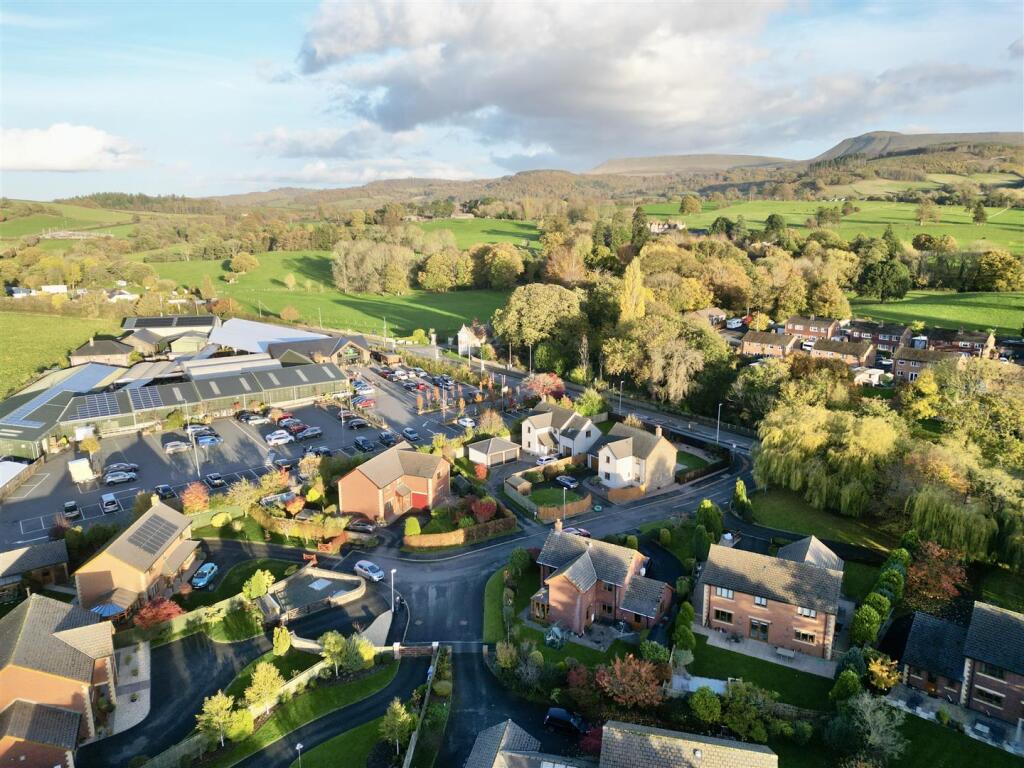 dji_fly_20251030_040022_511_1761757212370_photo.JP