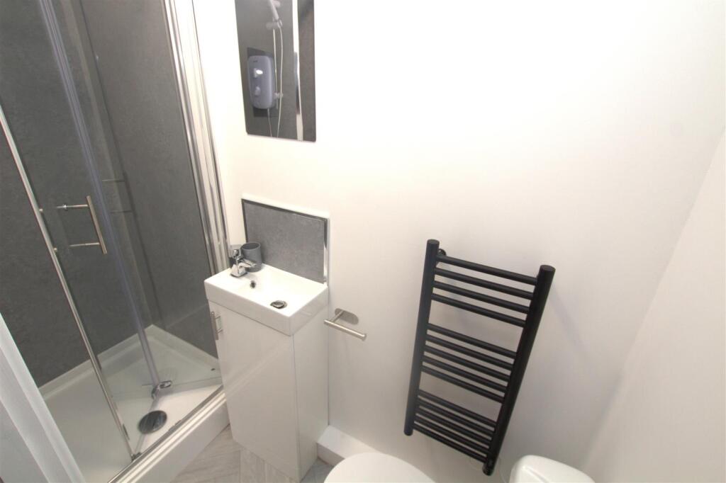 room 2 ensuite .jpg