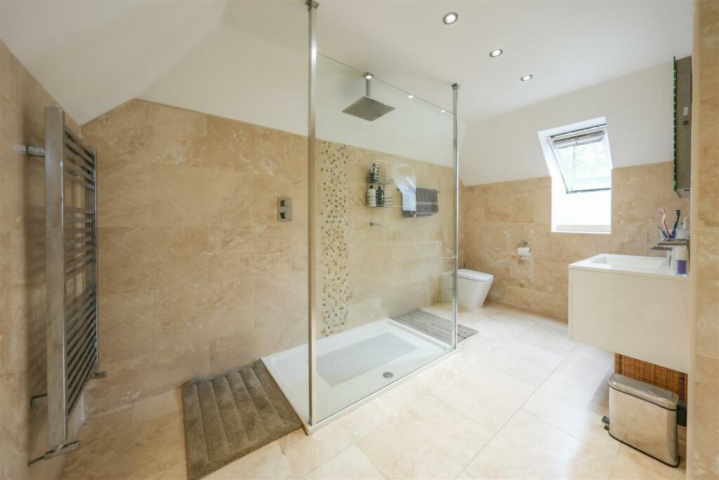 EN-SUITE BATHROOM