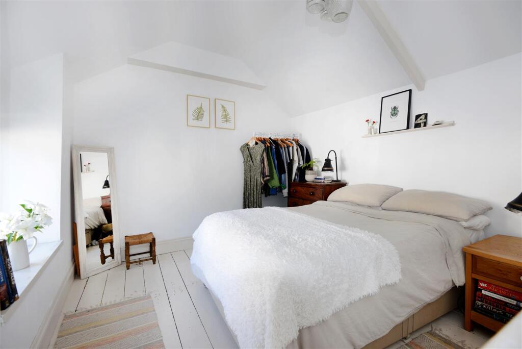 Bedroom 1.jpg