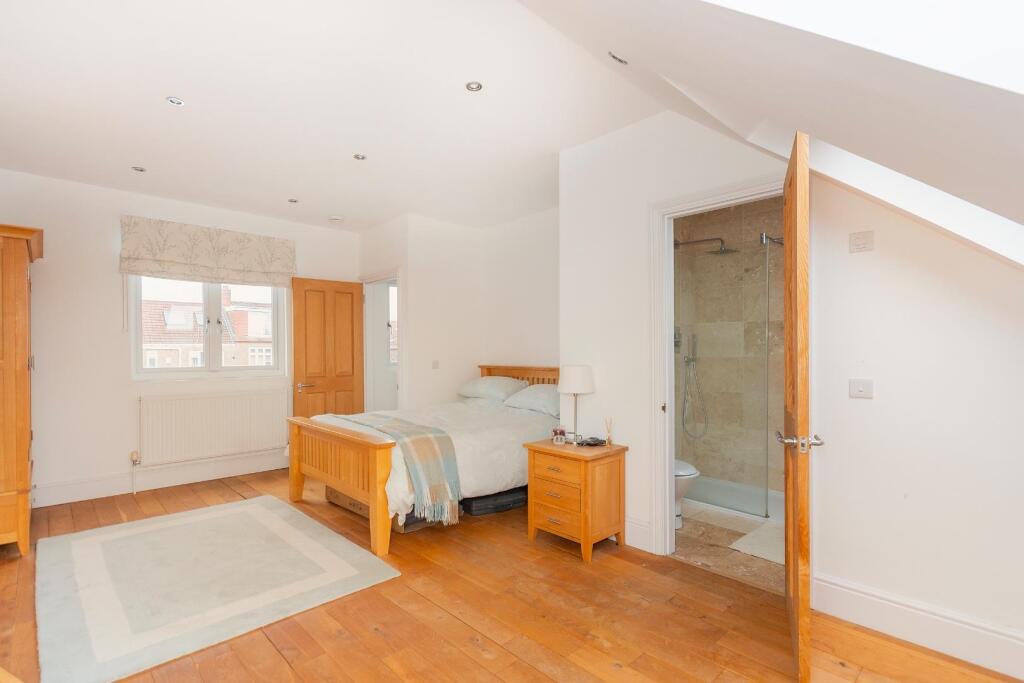 2W4RKE - Bedroom J.jpg