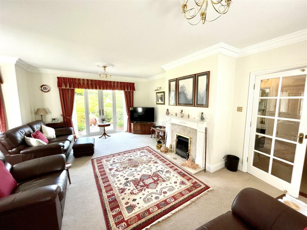 LIVING ROOM.jpeg