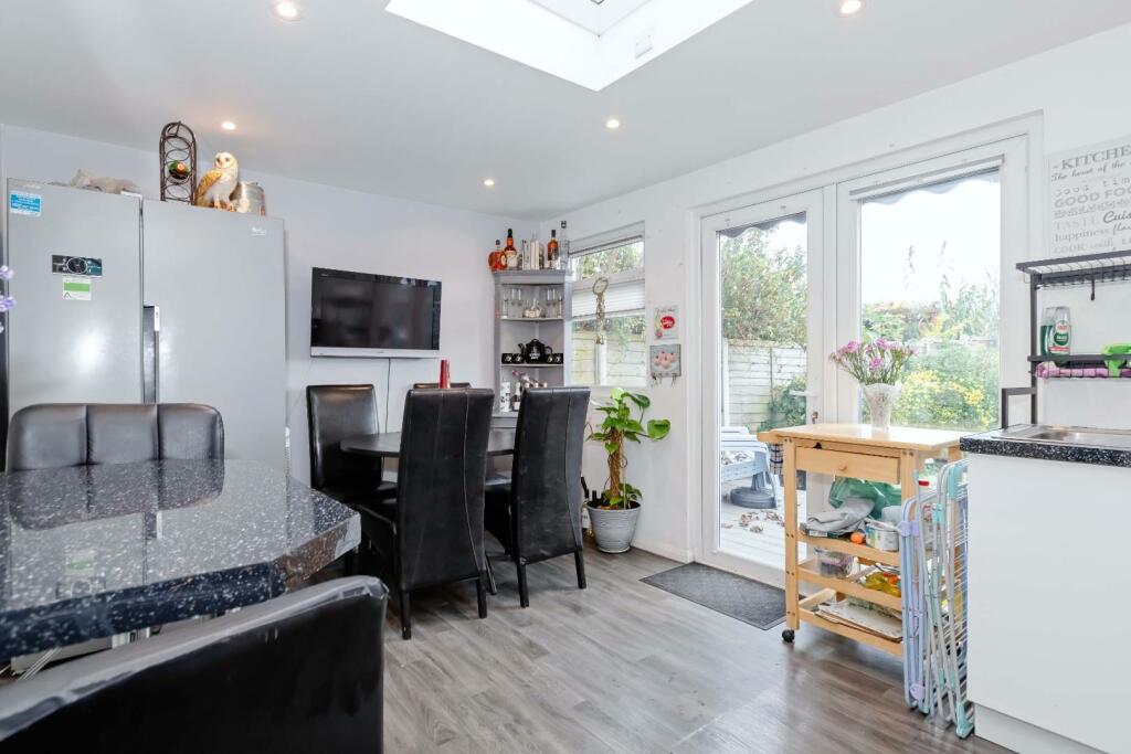 74 Freshbrook rd_13.jpg