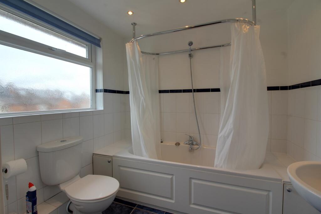 Bathroom (Main)