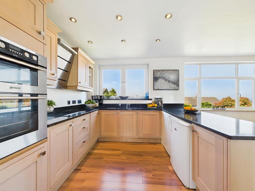 CAM02664G0-PR0099-STILL001 - Kitchen - Modern - 26