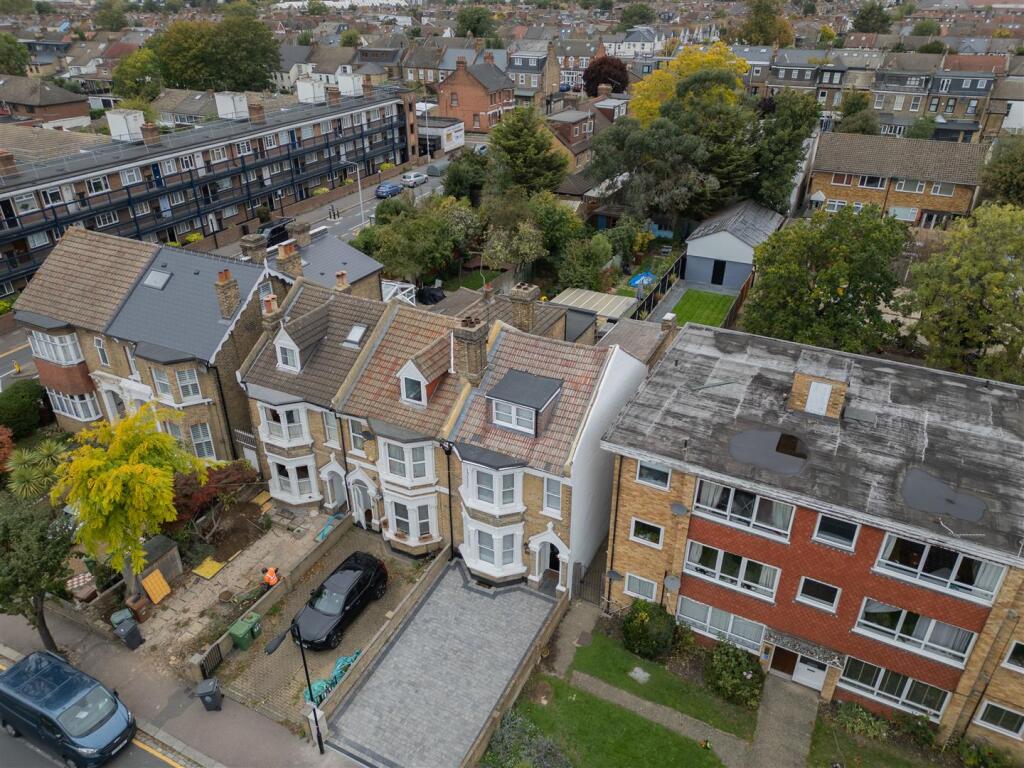 Hainault Road, E11