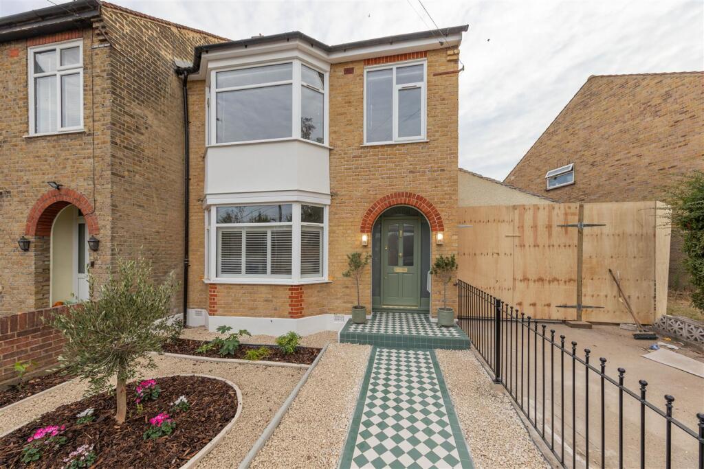 Rose Avenue, E18