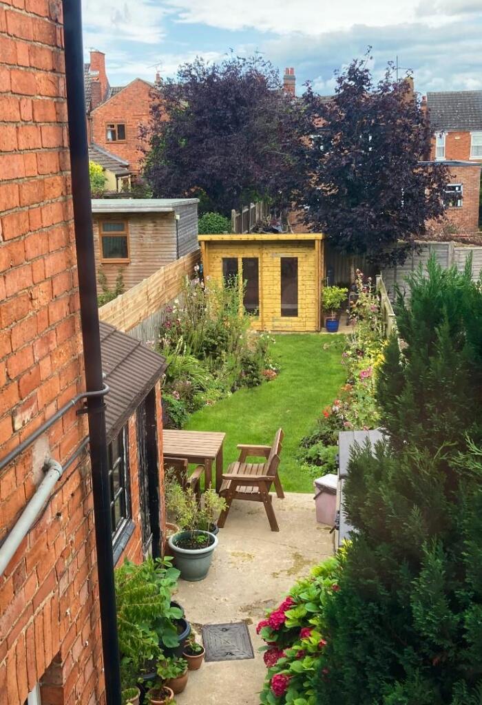 Rear Garden to Summer House