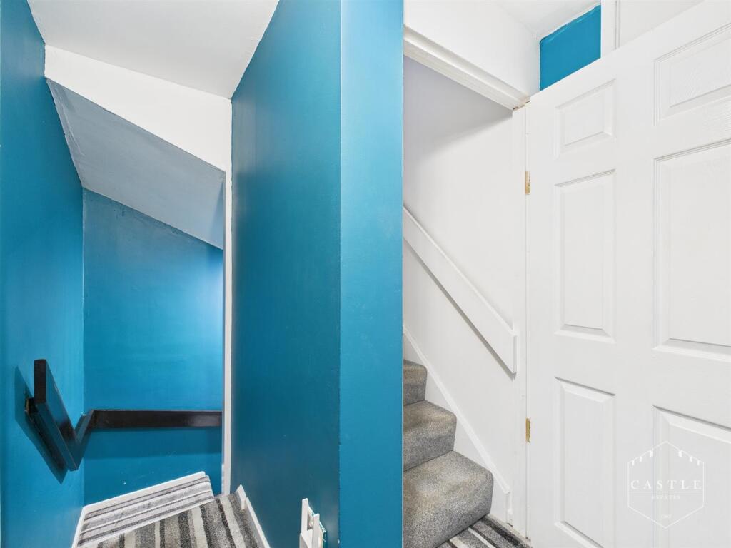FIRST FLOOR LANDING
