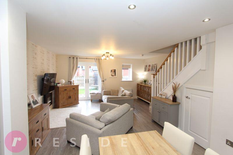 Lounge / Dining Area