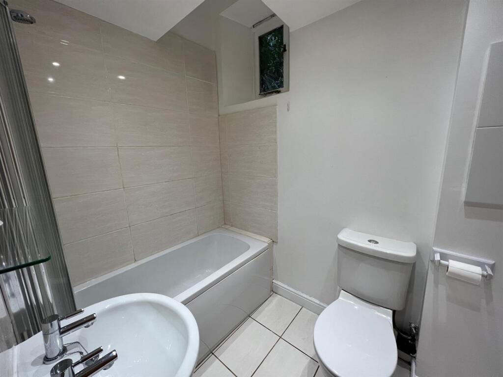 32a Abbey Road  bathroom.jpg