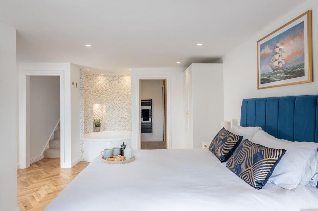 Principle Bedroom with Jacuzzi - Trafalgar Cottage Above Town-Dartmouth