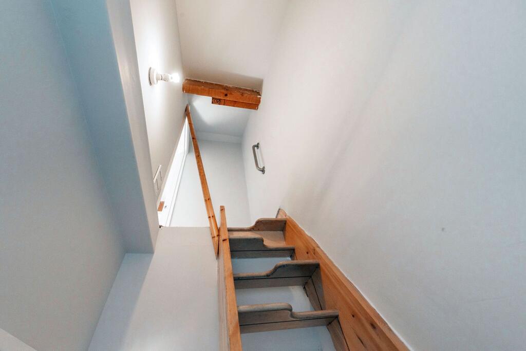 LANDING AND ACCESS TO LOFT ROOM