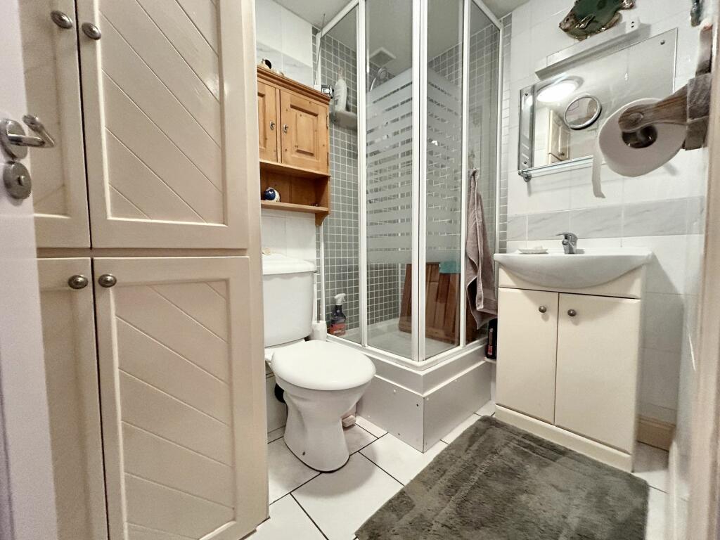 SHOWER ROOM