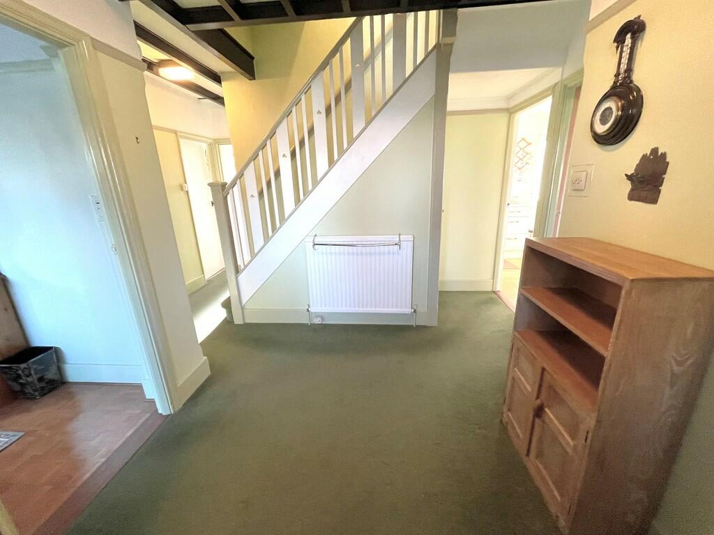 29 Knightscroft A...