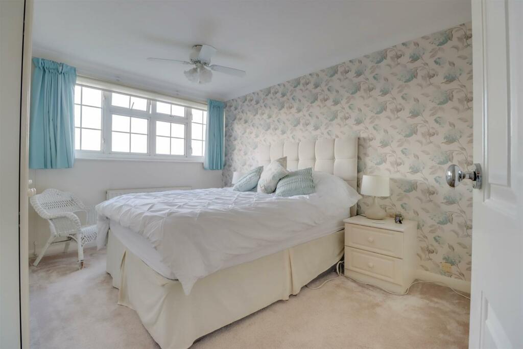 77 SOUTHEND ROAD INSIDE-12.jpg