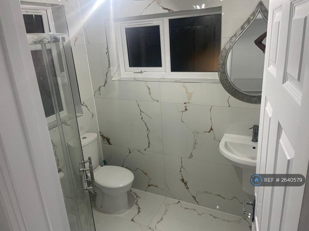 Room 3 &amp;4 Bathroom