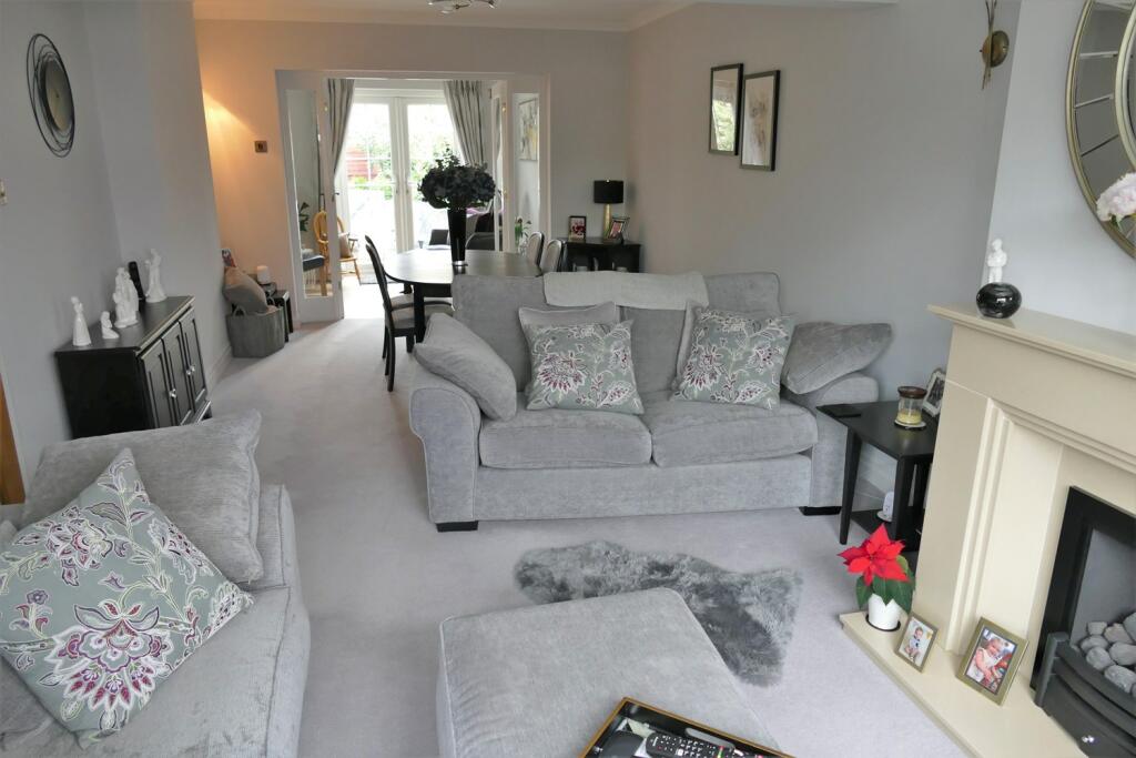Lounge/Dining Room