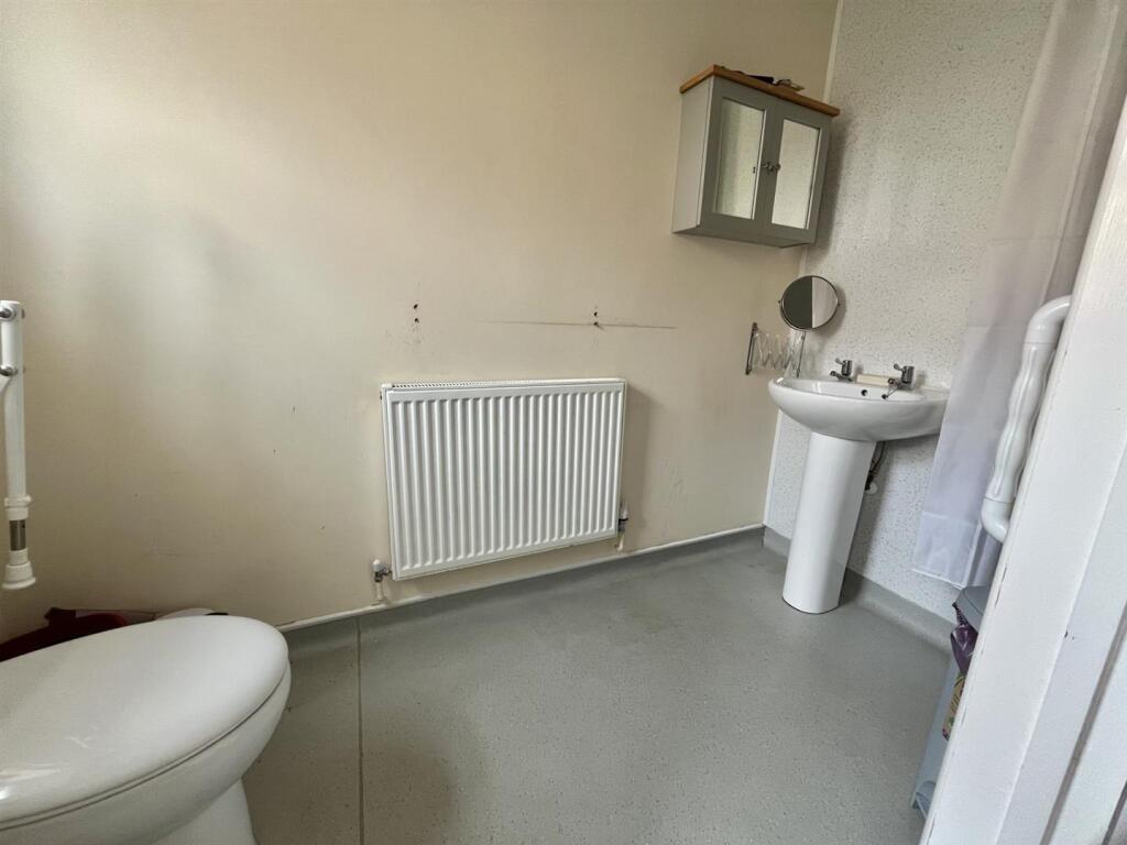 Wet-room Toilet area.jpg