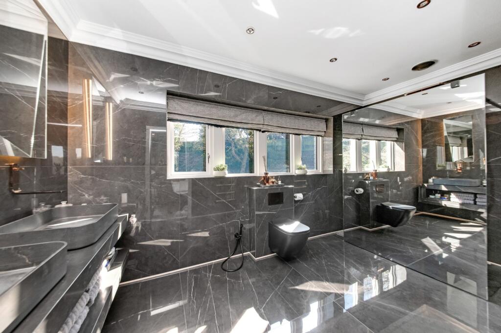BEDROOM ONE EN-SUITE