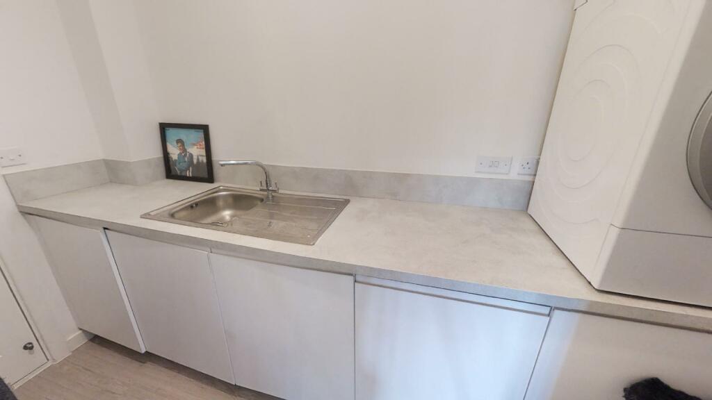 HomeDaze-Presents-Singleton-Drive-M25-5-BED-MODERN