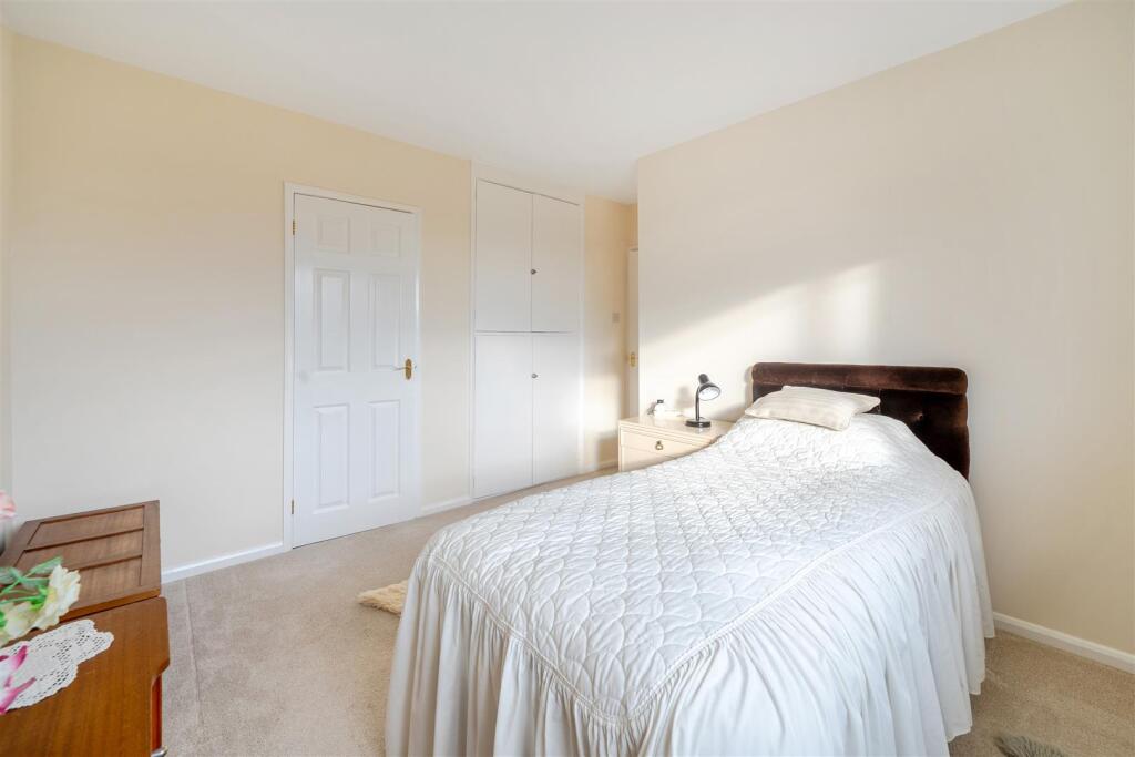 1 Bradden Way, Greens Norton (12).jpg