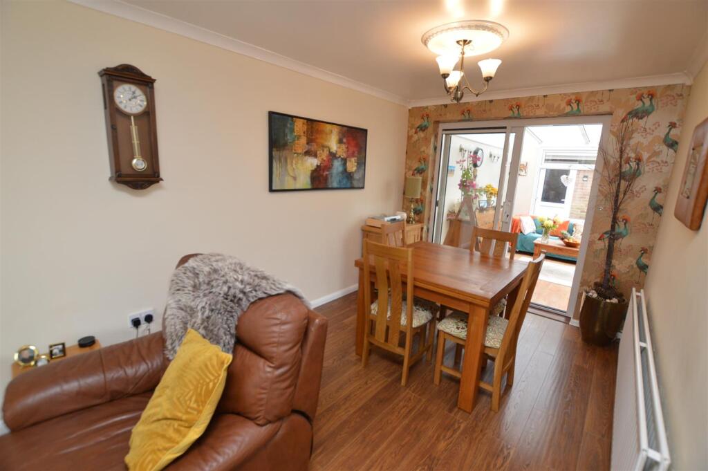 Open plan lounge/dining room