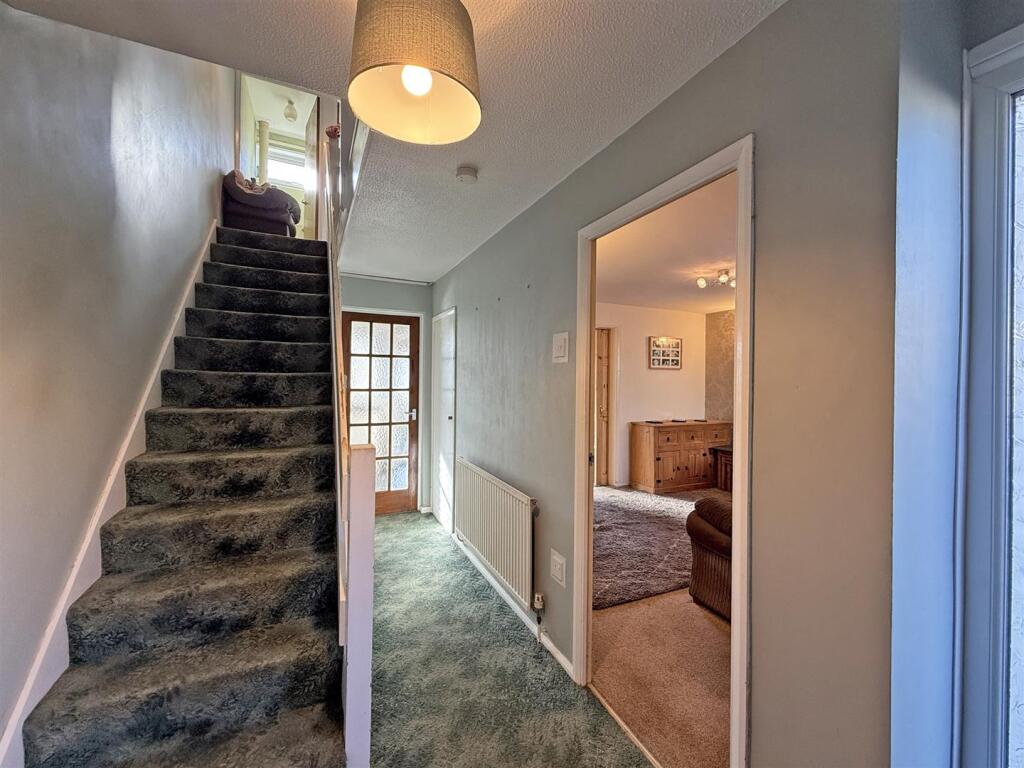 Malory Close 28 - Hall.jpg