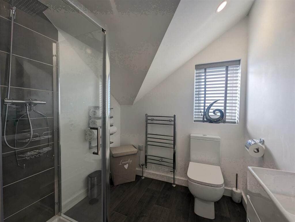 Bedroom 1 En suite