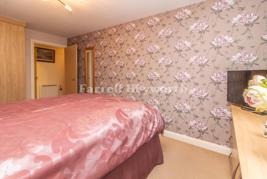 Bedroom 1 image 3