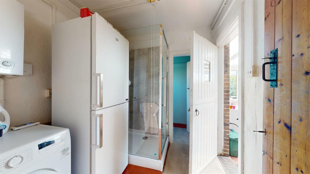 UTILITY/SHOWER ROOM