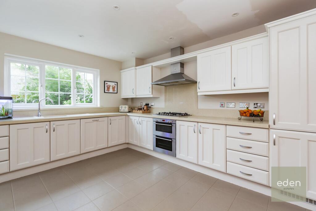 KITCHEN/BREAKFAST AREA