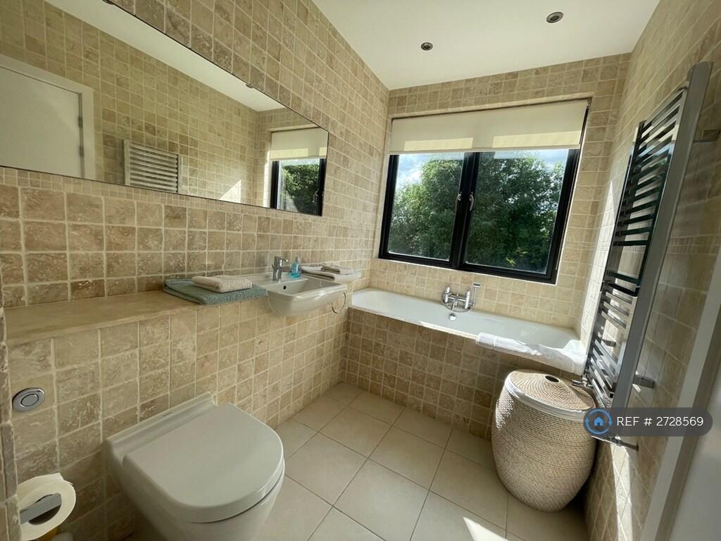 Second Bedroom En-Suite