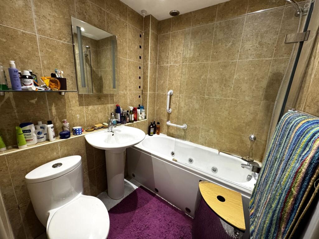 Family Bathroom, 1st Floor