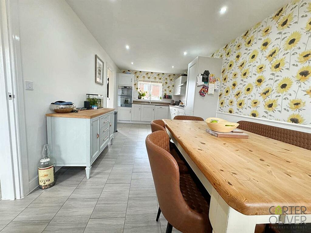 KITCHEN / DINER