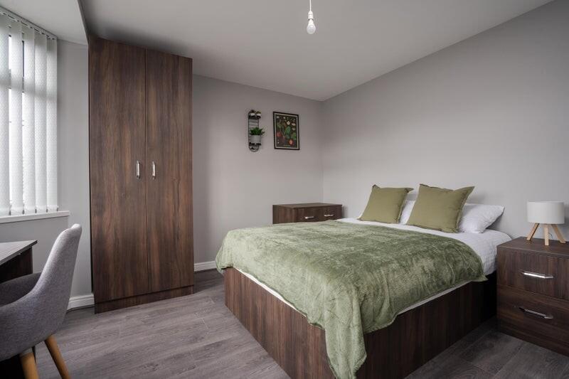 A cozy double bedroom featuring a comfortable b...