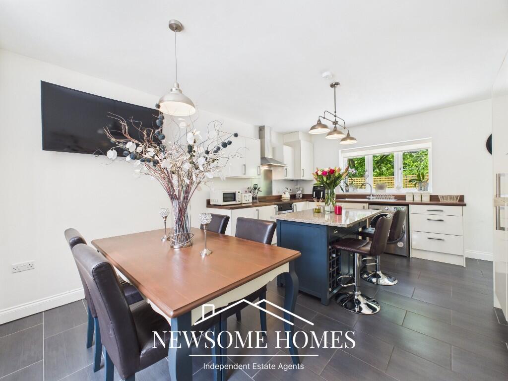 Kitchen/ Dining Room