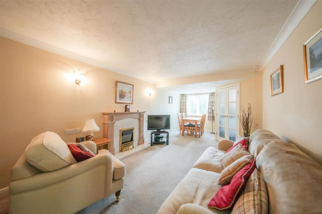 LOUNGE / DINING ROOM