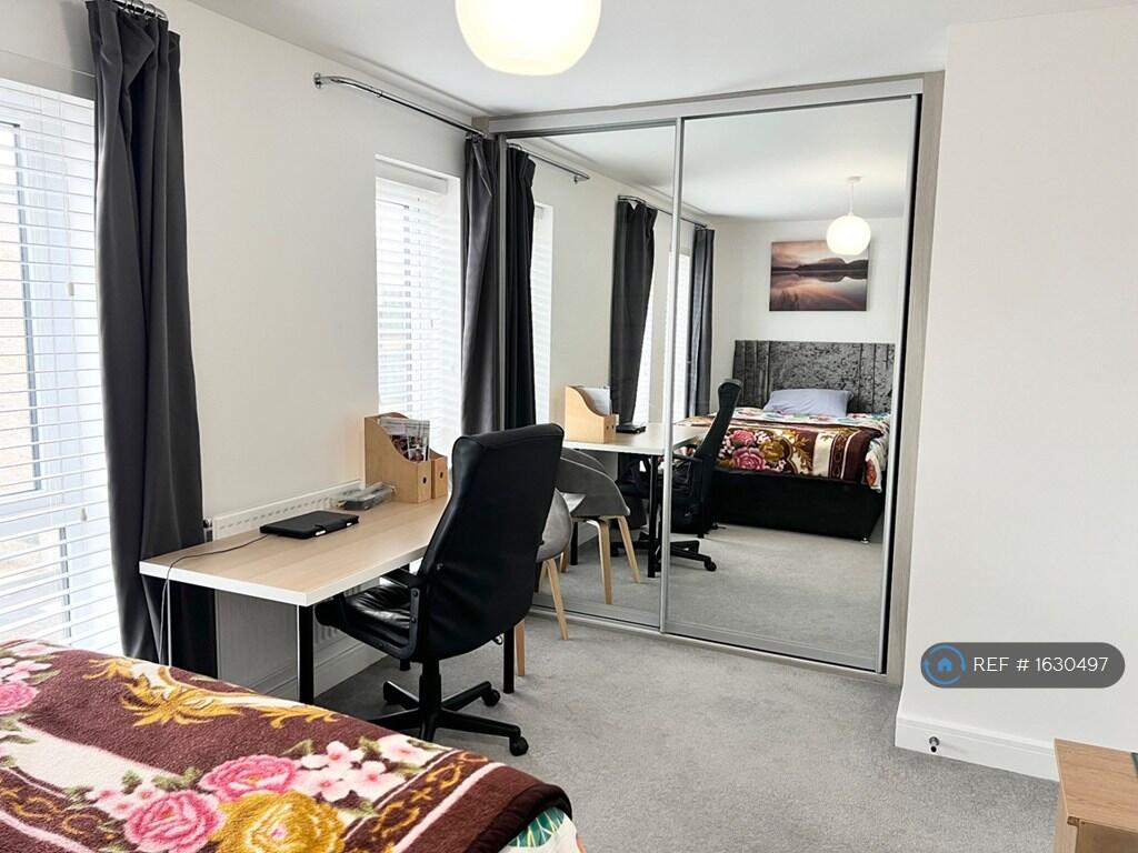 Bedroom 4 - Wardrobe