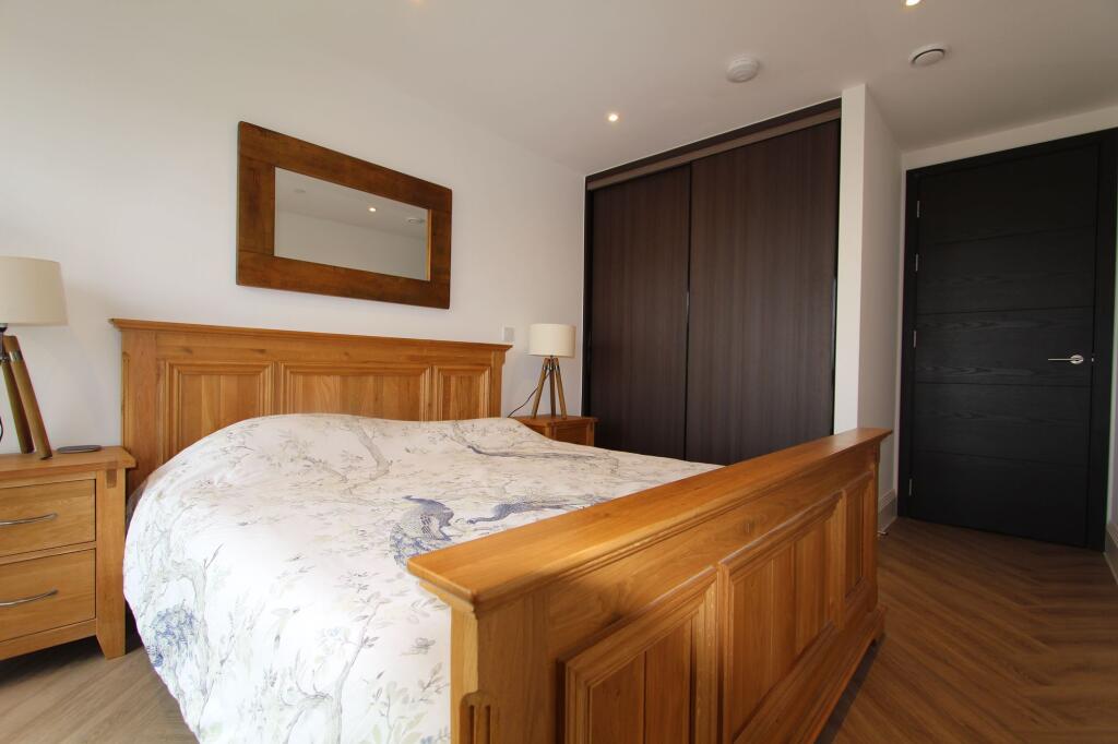 SPACIOUS BEDROOM WITH BUILT IN WARDROBES