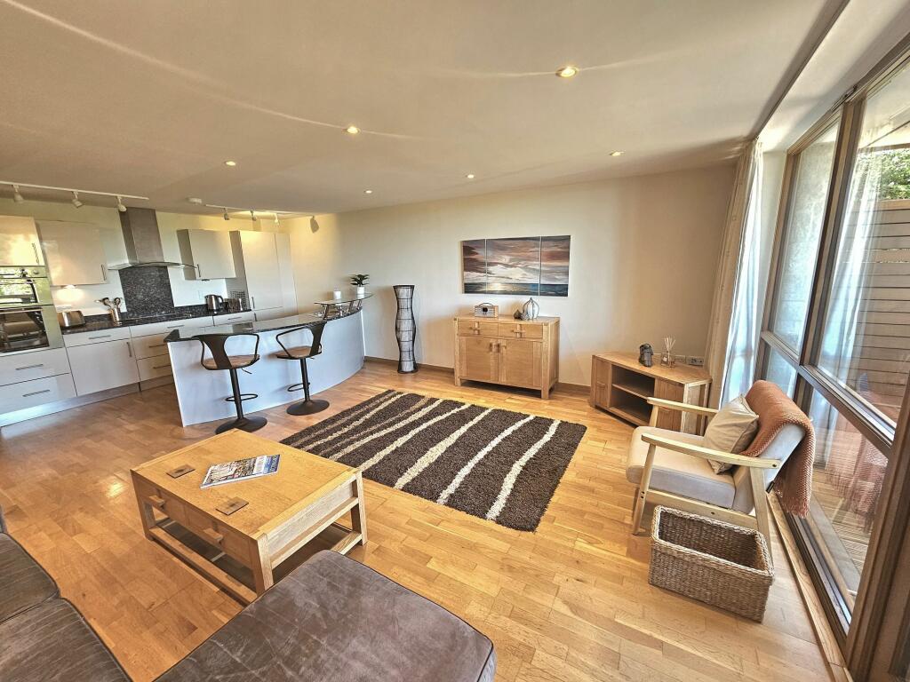KITCHEN / DINER / LOUNGE