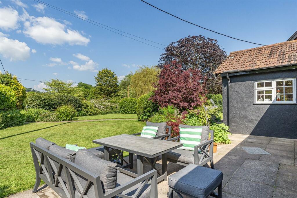 Page 4 top small left 1122384 (19)Pg4TL.jpg