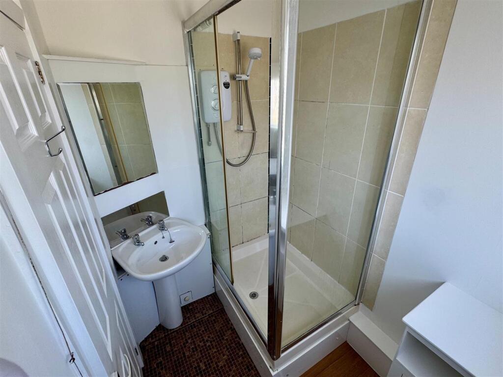 Seaview Apartment Shower Room